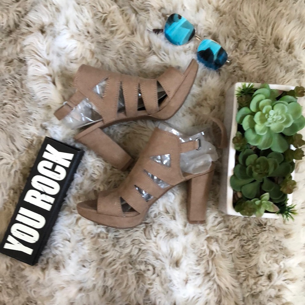 Brand new Naturalizer Etta heels